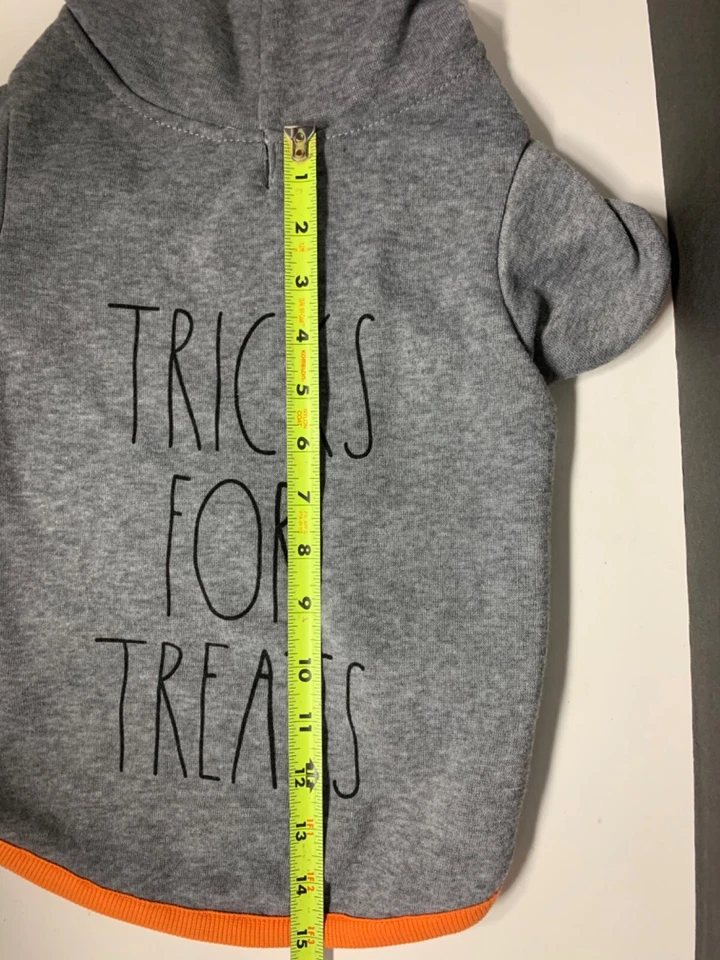 ¿Trucos de Halloween para perros RAE DUNN para golosinas tamaño mediano? Sudadera con capucha gris Foto 4 de 4