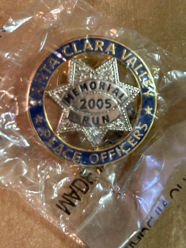 Santa Clara Valley Peace Officers 2005 Memorial Run Gold Toned / Blue Lapel Pin