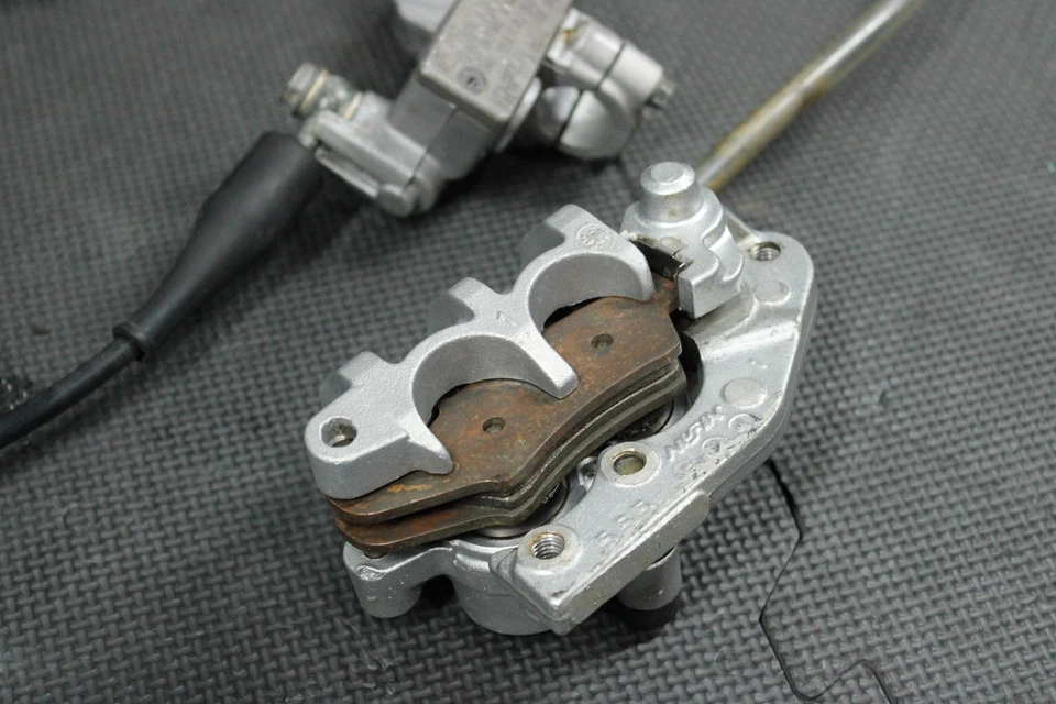 Kawasaki KX125 2004 OEM NISSIN PINZA DE FRENO DELANTERA CILINDRO MAESTRO MANGUERA PALANCA Foto 2 de 4