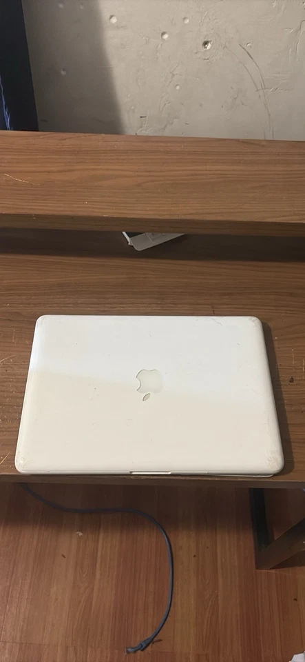 Apple MacBook 13 in 2009 White, Intel Core 2 Duo 2.13 GHz, 250GB , 4GB RAM - Image 2 of 4