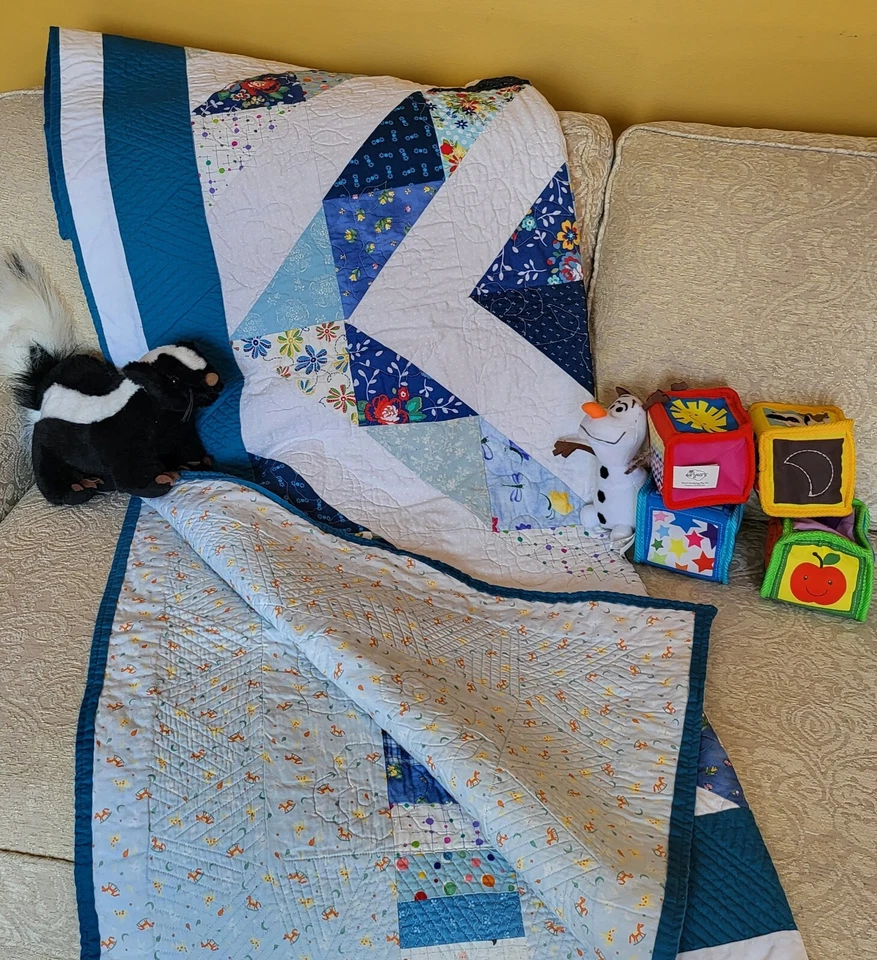  Edredón hecho a mano con tema Caballo Mecedor, colores blanco/azul, formas de diamante. Foto 2 de 3