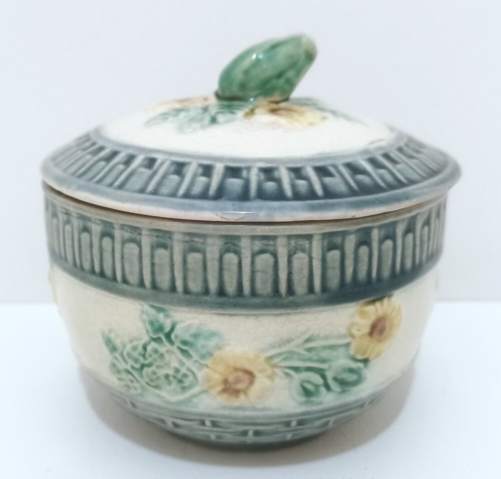 Pretty/Old Majolica Etruscan Wildrose Sugar Bowl with Lid