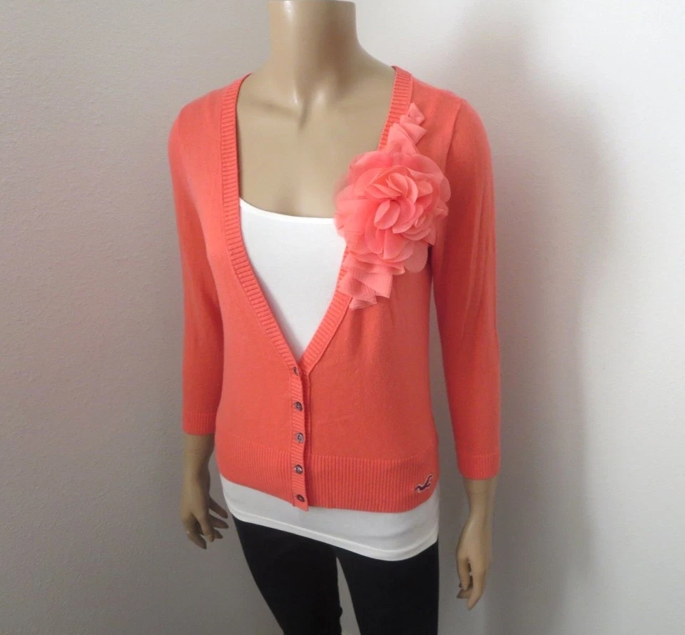 NWT Hollister V-Neck Cardigan Sweater Size Medium Coral Flower Embellished Foto 2 de 4