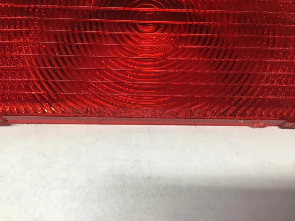 Lente de lámpara trasera y tope interior inferior manual NOS GM Oldsmobile 1970 F85/Cutlass R-L Foto 2 de 4