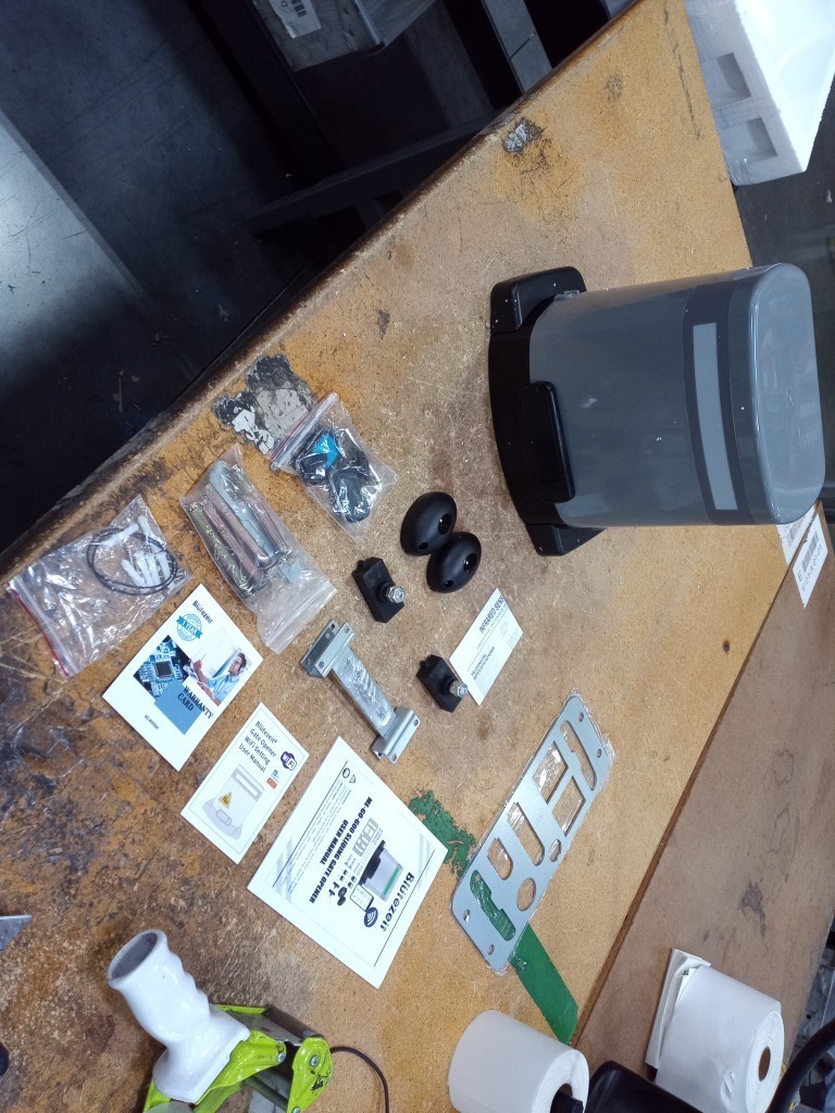 Blütezeit 1400LB Sliding Gate Opener App Control/Solar Power (Motor Only) - Used