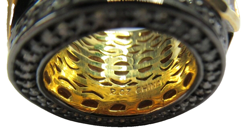 Precioso anillo de calidad firmado por diseñador de circonita cúbica invertida Foto 3 de 3