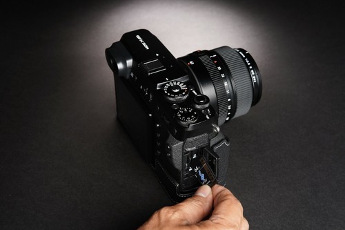 Funda protectora de cuero genuino con media cámara para FUJIFILM GFX 50R - Imagen 5 de 26