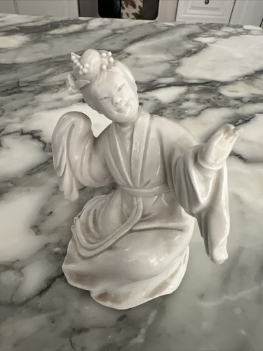 Blanc De Chine 4” Lady figurine Made in Hong Kong - Picture 2 of 6