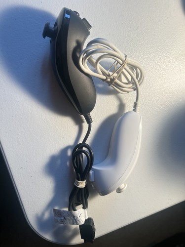 2 Nunchucks Nintendo Wii Black / White Tested Work!! - Picture 2 of 4