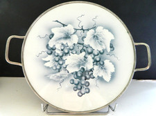 alte Tortenplatte Keramik mit Metalleinfassnug Spritzdekor Weintrauben