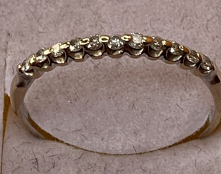 SUPERBE BAGUE DEMI ALLIANCE EN OR BLANC 18 CARATS 750 AVEC 11 DIAMANTS !