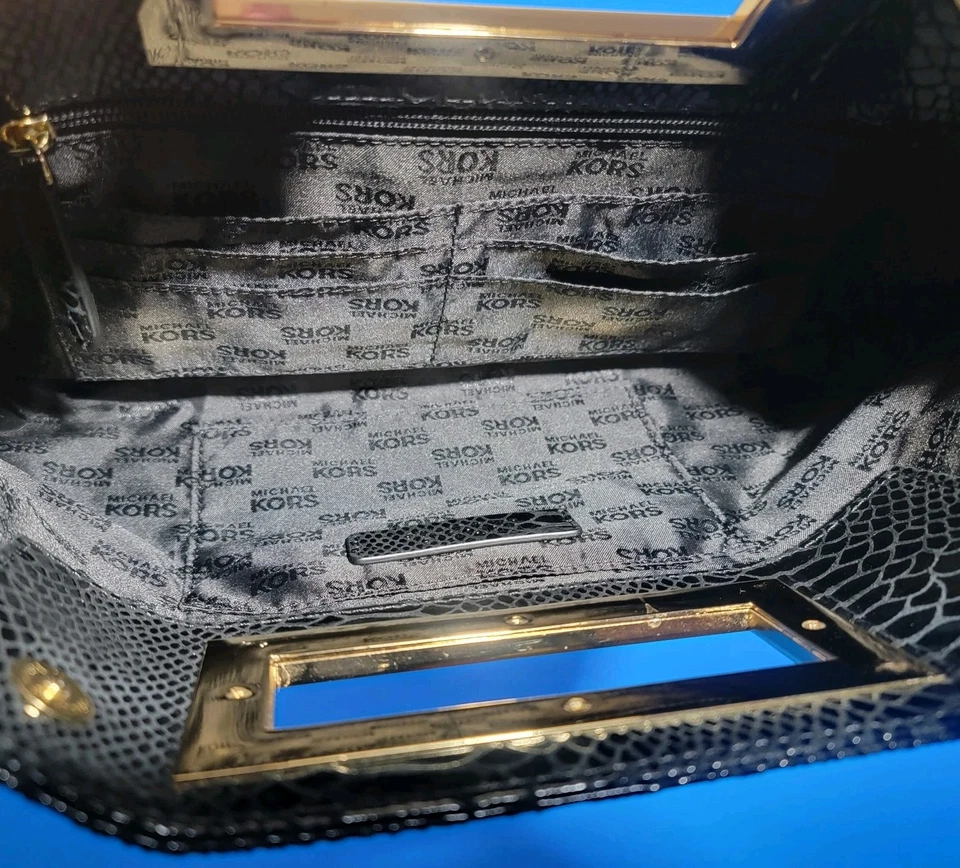 Bolso de Mano Michael Kors Berkley Grande Piel de Serpiente Exótica Cuero Brillante Borde Negro Dorado Foto 4 de 4