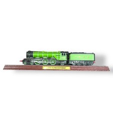 LNER 4472 Flying Scotsman Locomotive Train Model Display Wooden Plinth OO Gauge