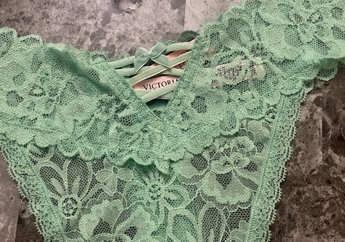 NUEVAS CON ETIQUETAS BRAGAS TANGA VICTORIA'S SECRET XXL TERCIOPELO VERDE CON CORDONES LACIE - Imagen 3 de 5