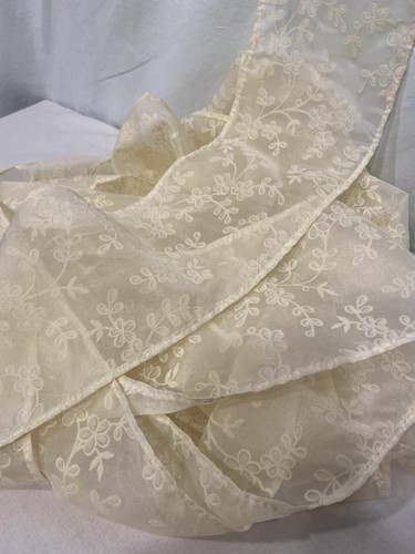Vtg ORGANZA Fabric FLOCKED SHEER Border Trim Creamy White Flowers 5"x9yds DOLLS - Picture 5 of 7