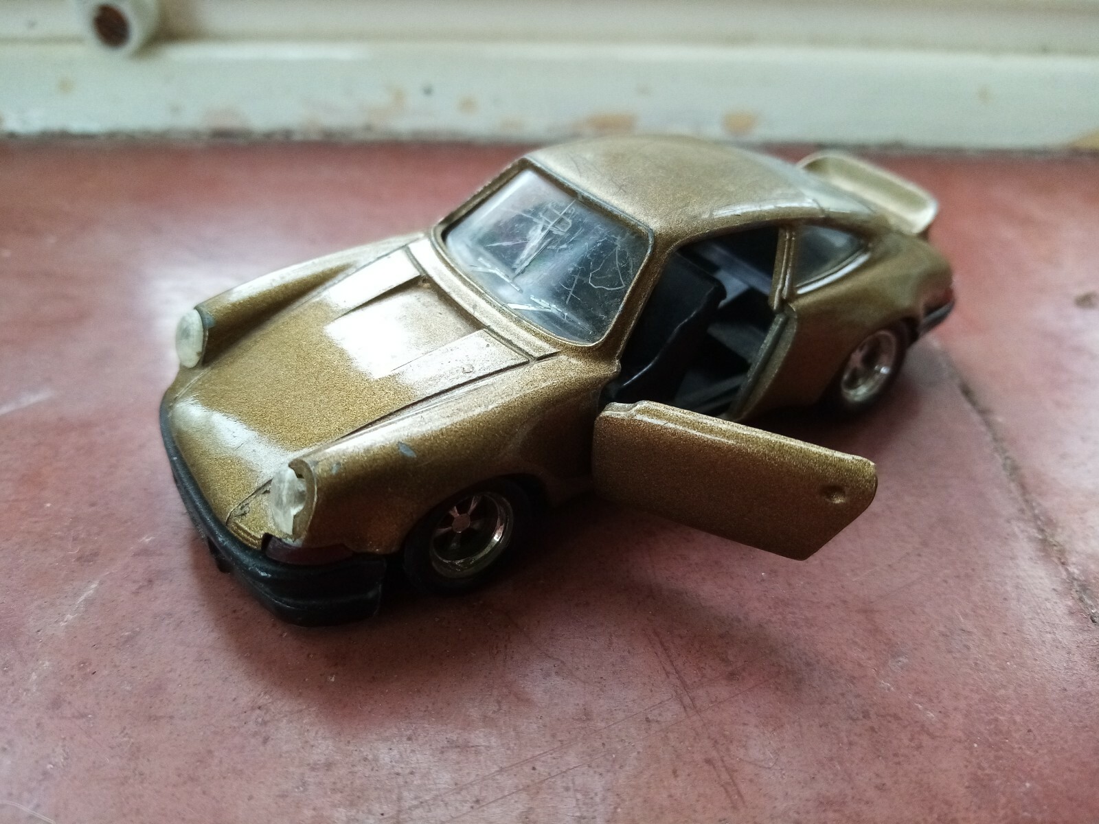 Solido 1/18 Scale Diecast S1807506 - Porsche 911 Carrera RS