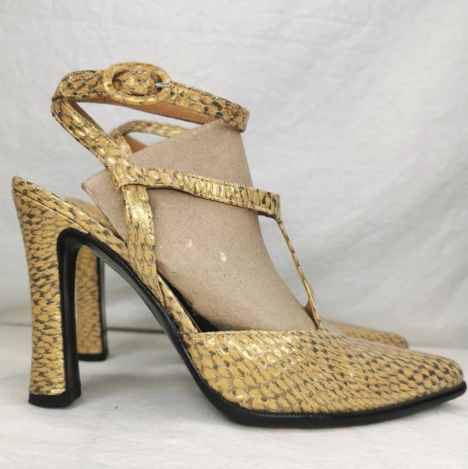 Zapatos de salón Casadei de cuero dorado con correa en T Foto 4 de 4