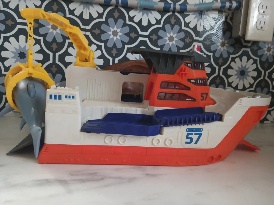 Matchbox Mission Marine Research Boat With Shark 2013 Floats - Image 2 of 4