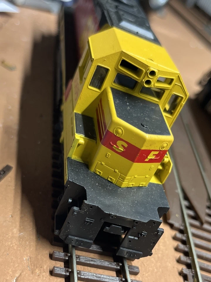 HO SCALE ATHEARN SD40-2 SANTA FE (REPAINT) #5068 DIESEL LOCOMOTIVE Dummy - Image 3 of 4