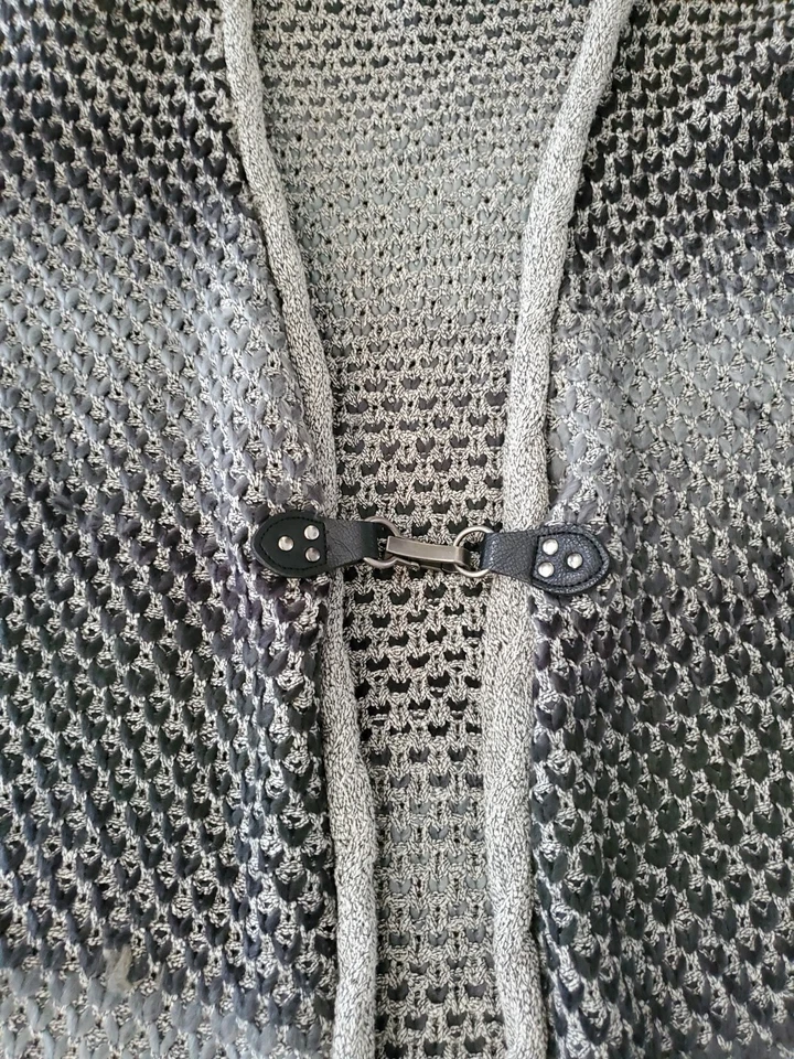 Suéter Simply Noelle Boutique Con Gancho Delantero Talla L/xl Gris Y Negro... Foto 2 de 4