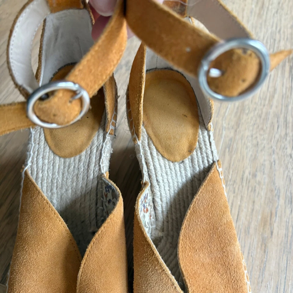 Sandalias de cuña alpargata SEYCHELLES amarillas gamuza correa al tobillo punta abierta talla 7 usadas en excelente estado Foto 4 de 4