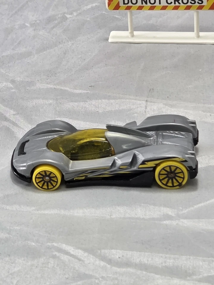 Mattel Hot Wheels Teegray Silver Yellow 1:64 Die Cast Car RO943 - Image 4 of 4