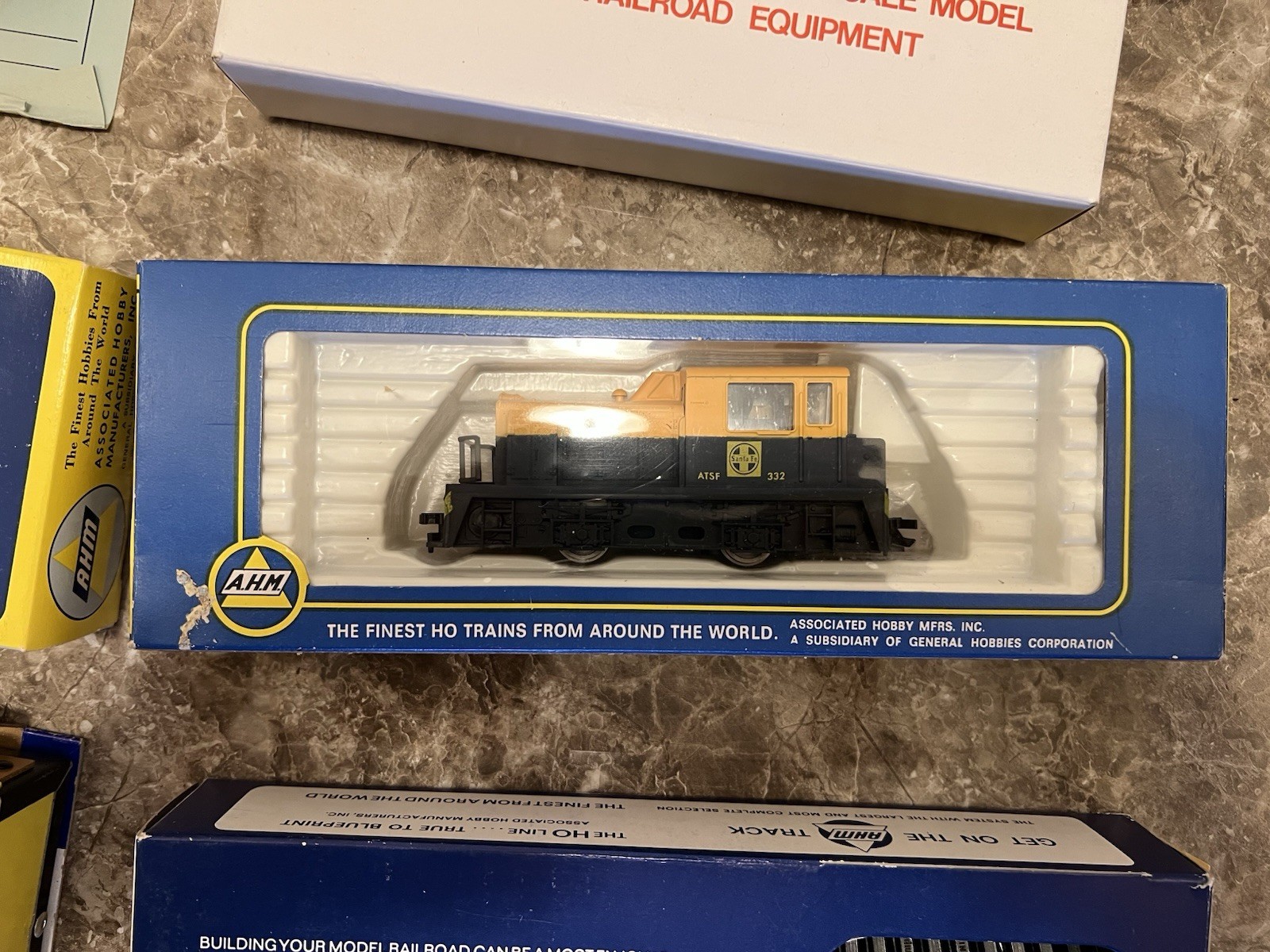 AHM HO Scale Train Set #63930 – MDT Diesel Locomotive 5001C – Santa Fe – Vintage thumbnail 4
