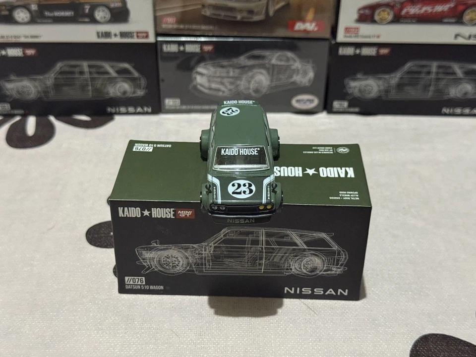 KAIDO HOUSE x MINI GT DATSUN 510 VAGÓN #23 FIBRA DE CARBONO VERDE KHMG076 “CAJA ABIERTA” Foto 4 de 4