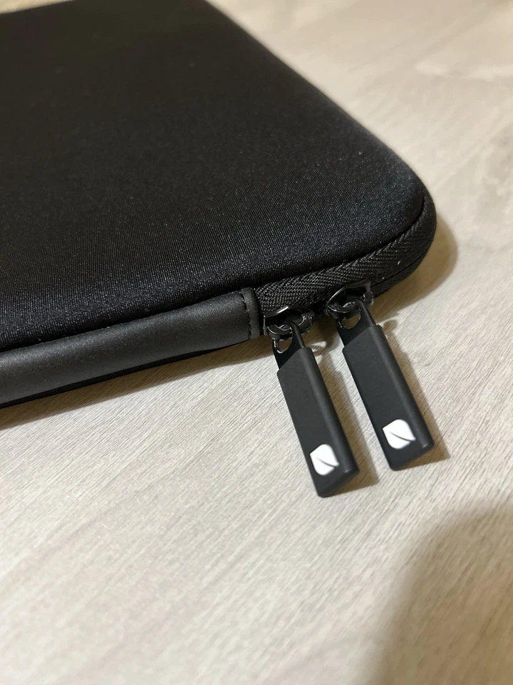 Funda universal clásica Incase para computadora portátil de 13 pulgadas (se adapta a MacBook Pro de 13 pulgadas) Foto 2 de 4