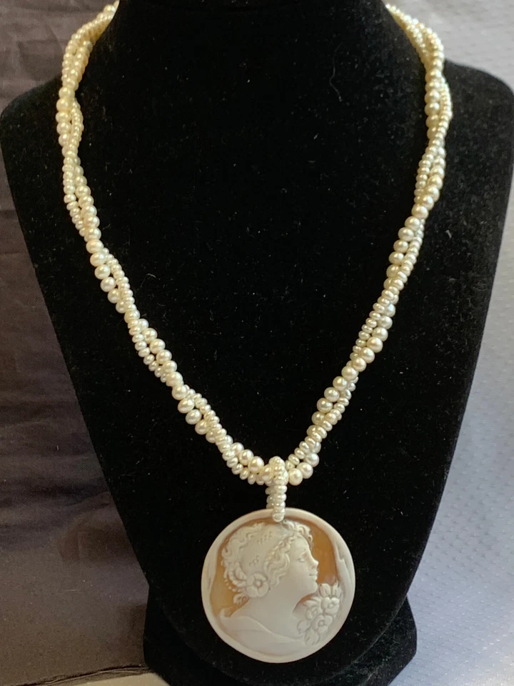 Collar camafeo de perlas Amedeo NYC 20,5" joyería de moda tallado a mano gancho de botón Foto 2 de 4