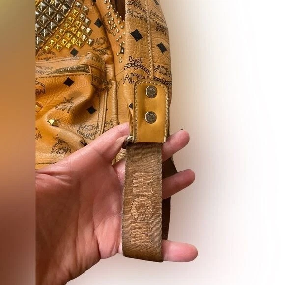 🎒Mochila mediana MCM coñac plateada y dorada con tachuelas *usada* M1976 ver fotos Foto 4 de 4