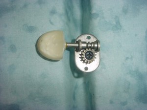 VINTAGE MIJ GUITAR PARTS /WHITE BUTTON / OVAL /TUNING MACHINE TUNER KEY / JAPAN