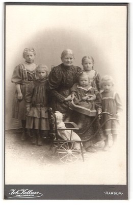 Photograph Joh. Waiter, Harsum, Grandmother with Grandchildren and Large Doll i 