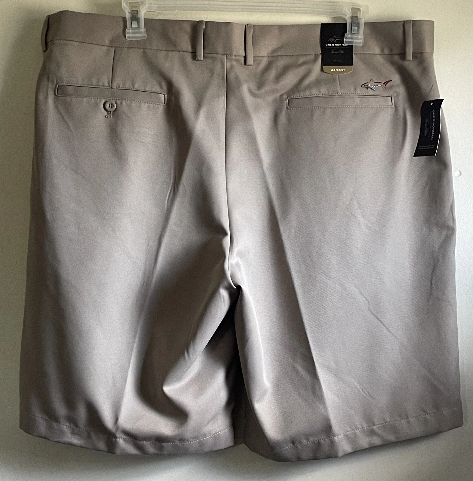 Greg Norman Tasso Elba Golf Shorts Mens Size 42 Beige Polyester Flat Front NWT
