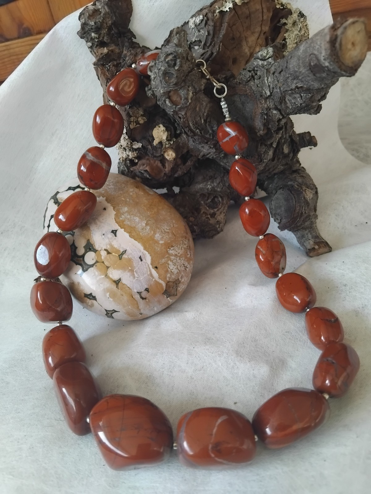 Collier en jaspe rouge pierres naturelles idéal pour sublimer une robe de soirée