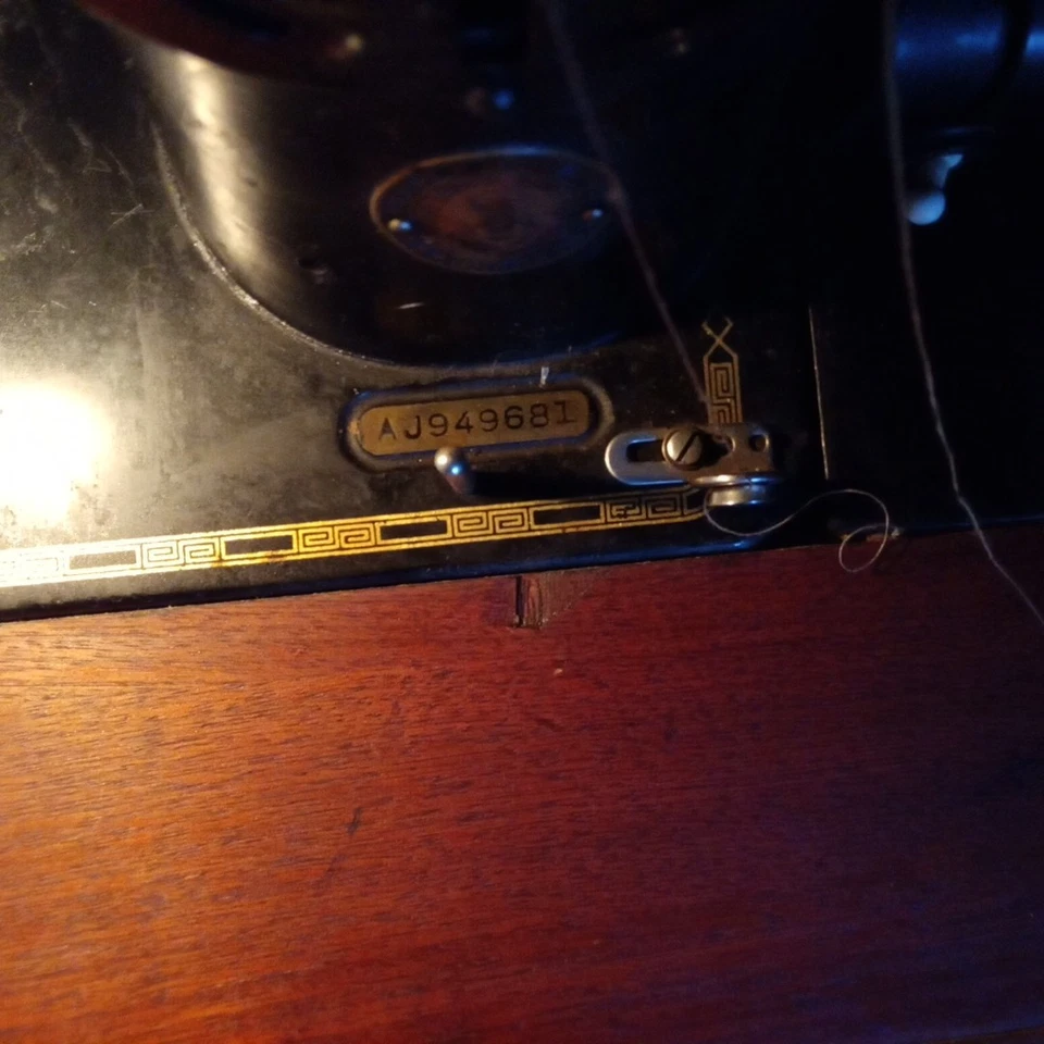 Singer Sewing Machine Cabinet (1960-1969) In Working Condition See Video & Pics - Image 2 of 4