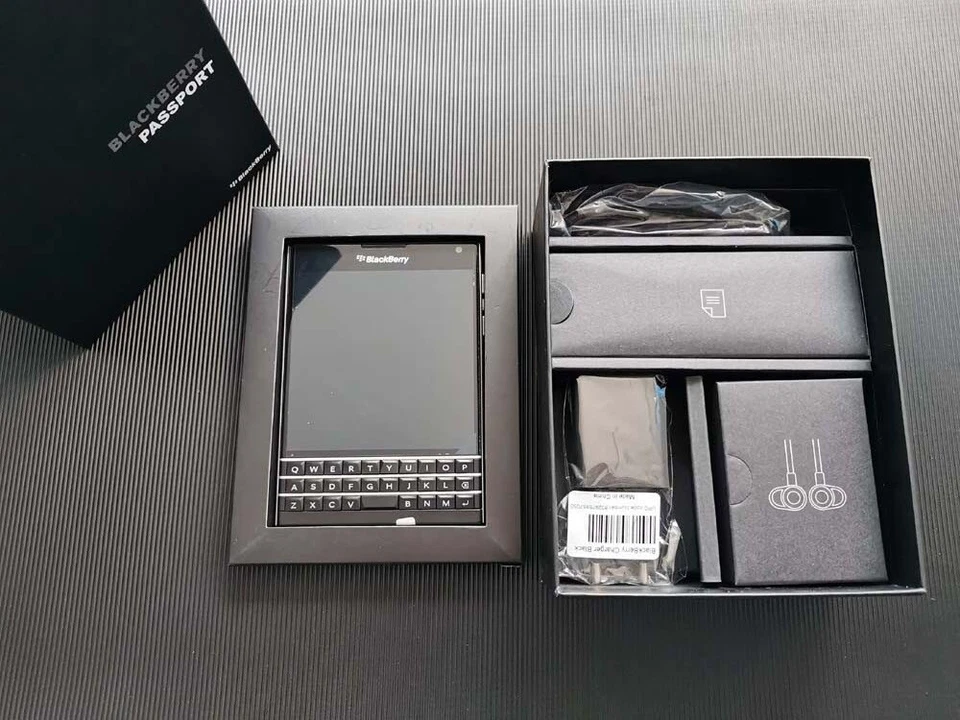 Sealed - BlackBerry Passport Q30 32GB 13MP QWERTY Keyboard Cellphone SQW100-1 - Image 2 of 4