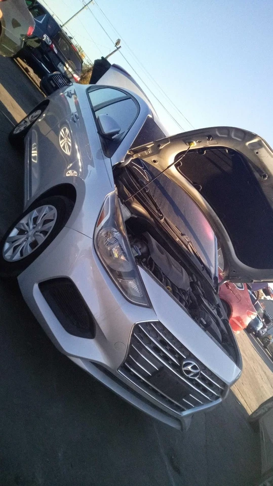 2019 Hyundai Accent OEM Silver Hood Panel - Good Condition - 66400J0000 — 第 3/4 张图片