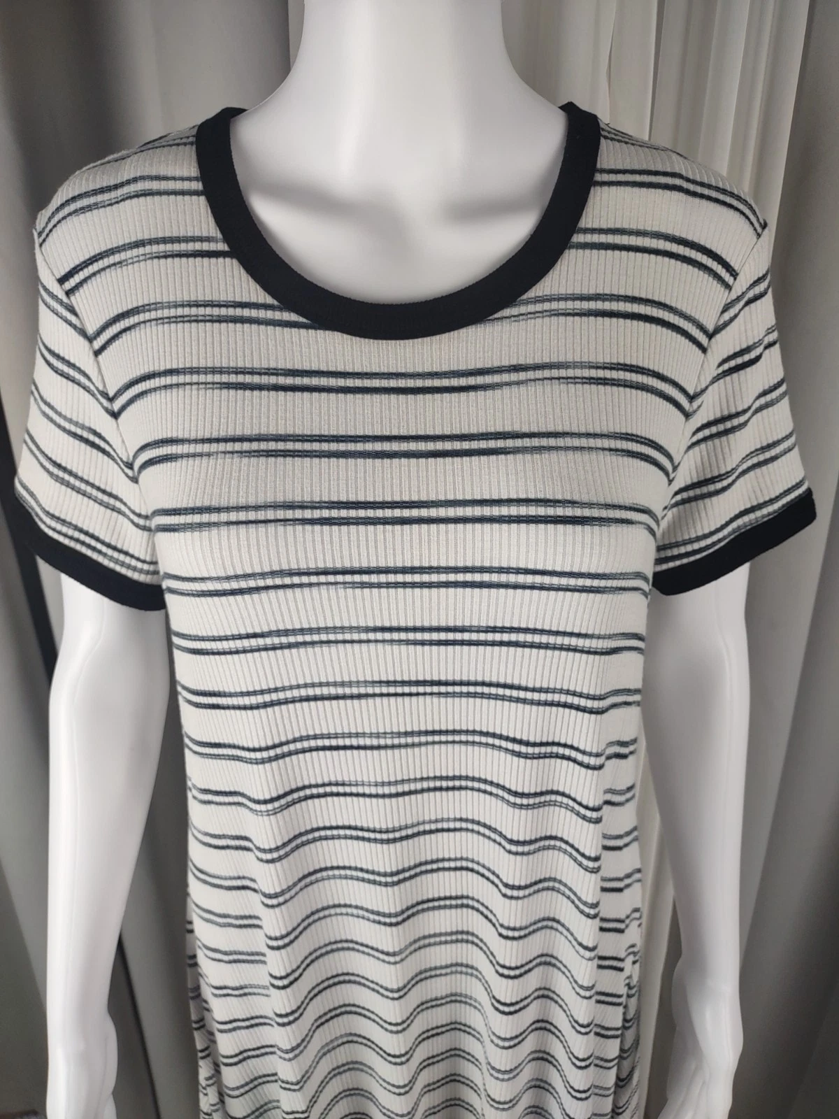 VETEMENTS Abito Mossimo a righe aderente e svasato in maglia a costine midi scollo a scoop nero bianco taglia XL