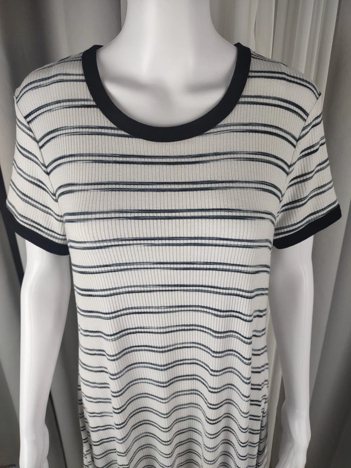 Vestido Mossimo a Rayas Ajuste y Acampanado Tejido Acanalado Midi Cuello Redondo Negro Blanco Talla XL Foto 3 de 4