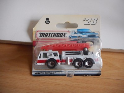 Matchbox Extending Ladder Fire Truck in weiß auf Blister