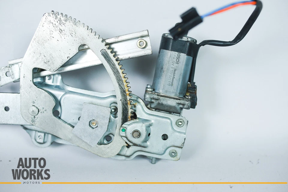 Motor regulador ventana lateral izquierda trasero OEM 98-03 Jaguar X308 XJR XJ8 Vanden Plas Foto 2 de 4