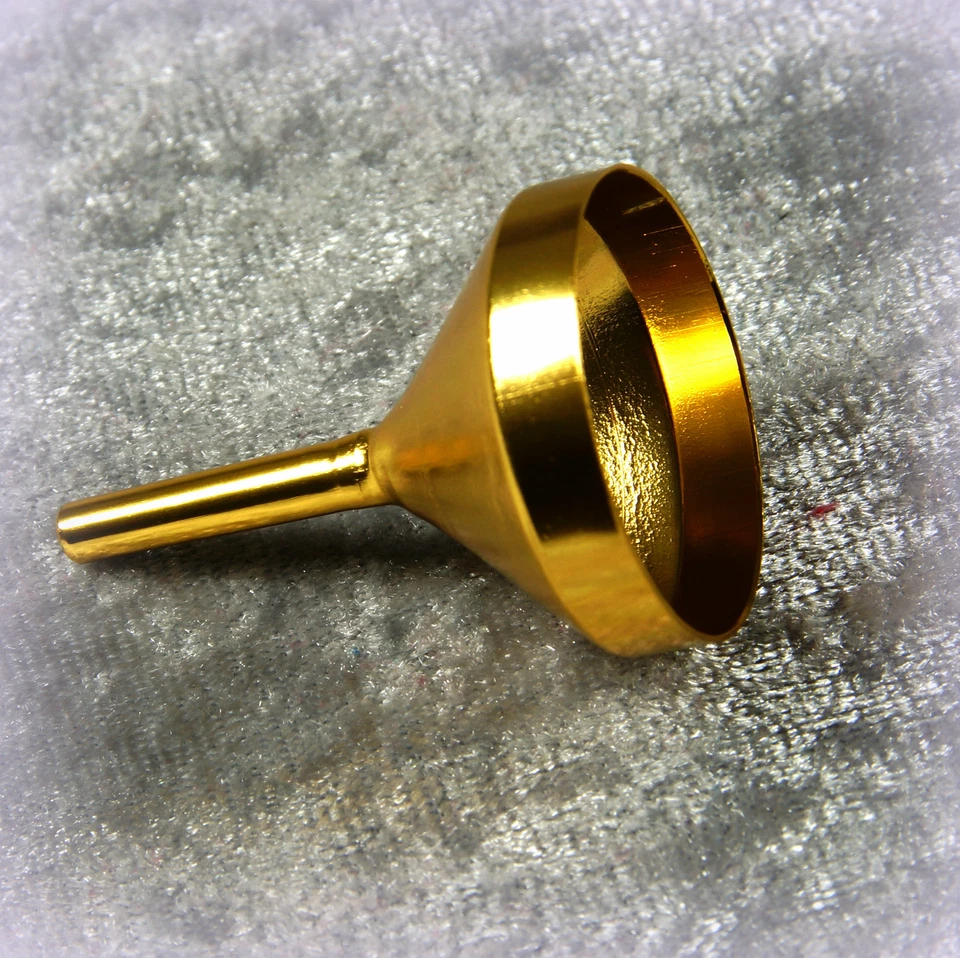 Praktischer Nachfülltrichter (gold) zum Abfüllen Ihres Lieblingsduftes