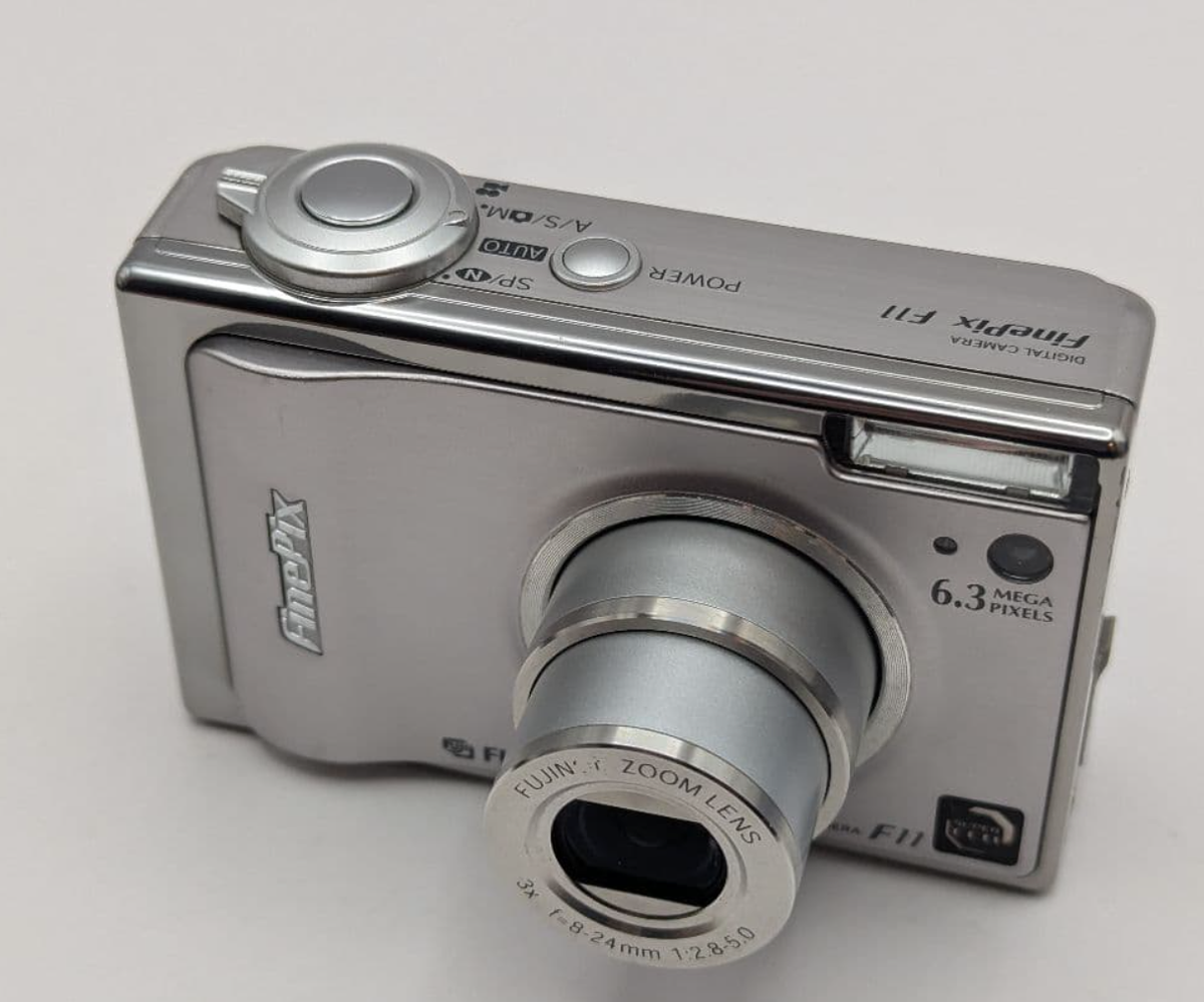 Fujifilm FinePix F11 6.3メガピクセル Fujifilm FinePix F11 Silver Digital Camera Super CCD Tested