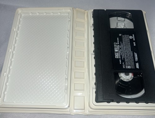 Free Willy & Free Willy 2- The Adventure Home (VHS, Clamshell) - Picture 5 of 6