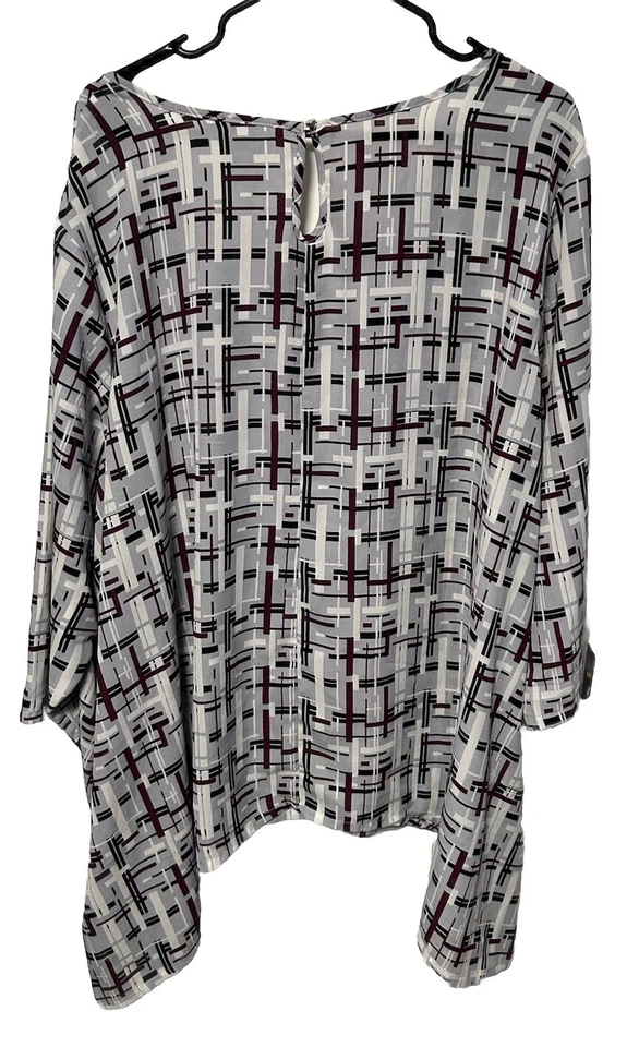 Camiseta deportiva geométrica VIP by Avenue para mujer talla grande 30/32 dobladillo diente de tiburón Foto 2 de 4