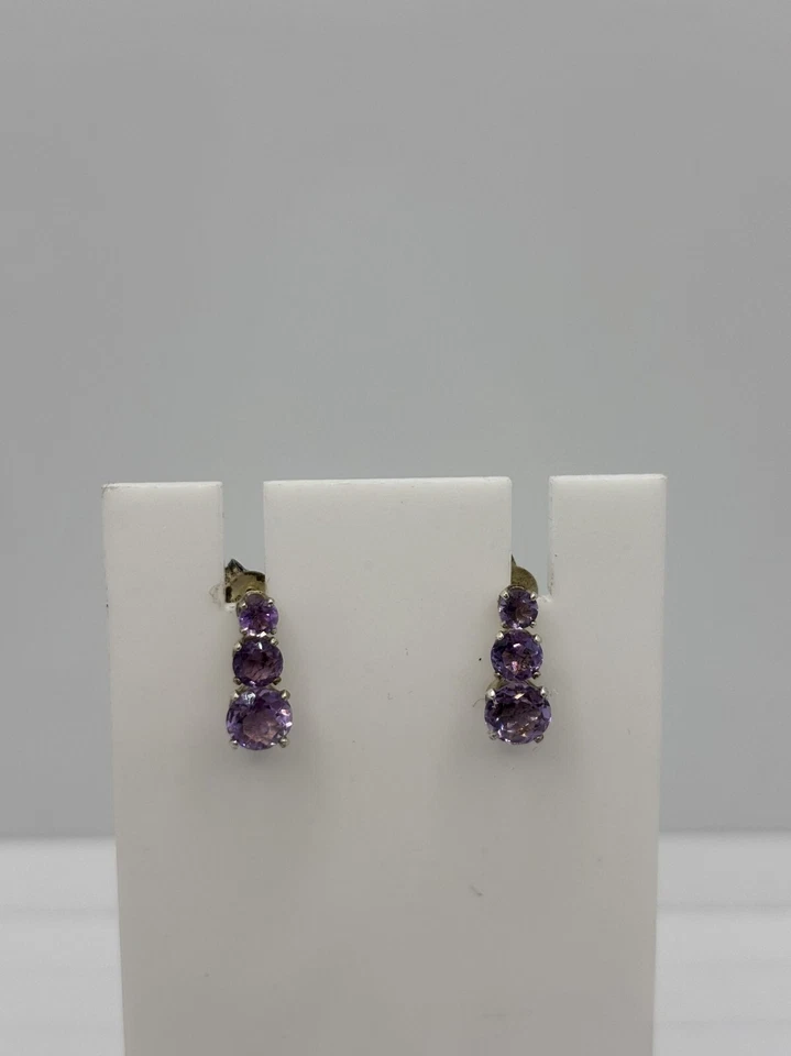 Pendientes de amatista de plata de ley vintage de los 90 tres piedras con tachuelas perforadas moradas Foto 2 de 4