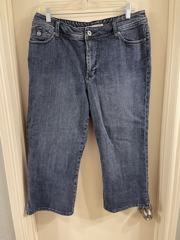 Chicos Size 2.5 Blue Denim Platinum Thelma Capri Crop  EUC