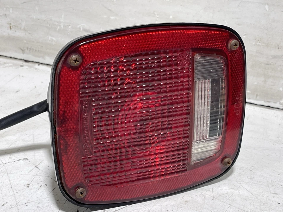 Luces traseras de freno conductor y pasajero 98-06 Jeep TJ Wrangler OEM CC 4BC Foto 3 de 4