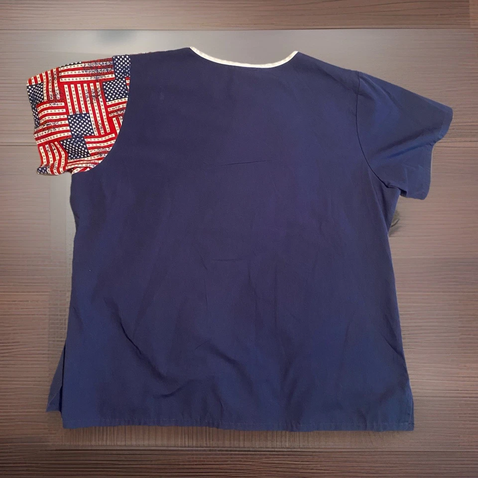 Blusa Médica Tafford Para Mujer Talla XL Bandera Americana Manga Cuello en V Bolsillos Foto 2 de 4